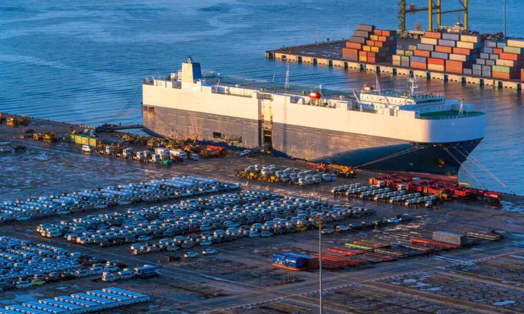 Roll On Roll Off (RoRo) Vs Container Shipping – Which One Is Safer?